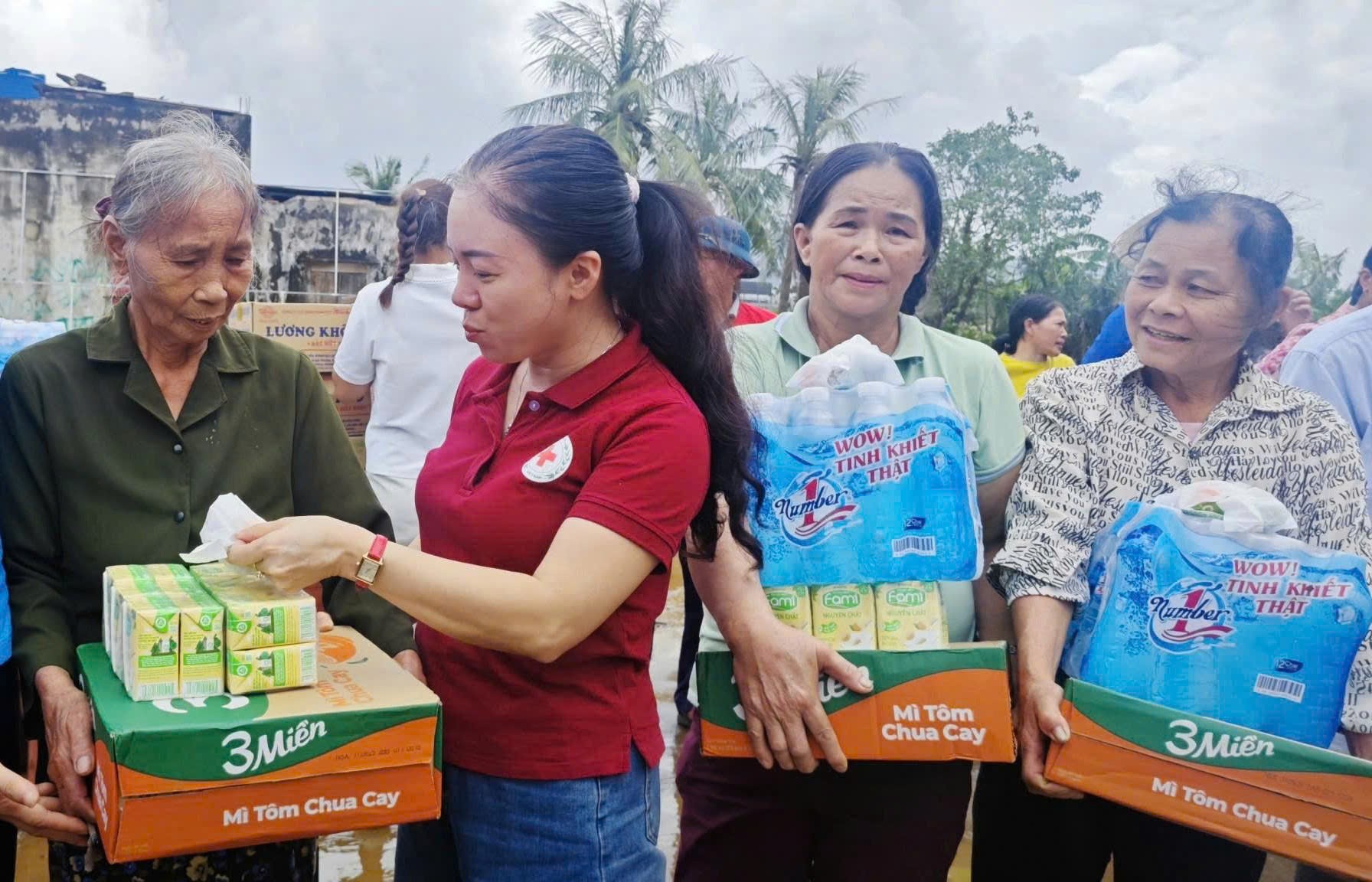 Hội Chữ thập đỏ Việt Nam cứu trợ khẩn cấp người dân bị ảnh hưởng bởi bão số 10 1