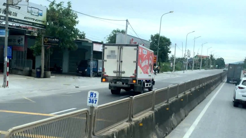 Xử phạt tài xế điều khiển ô-tô đi ngược chiều trên Quốc lộ 1A 1