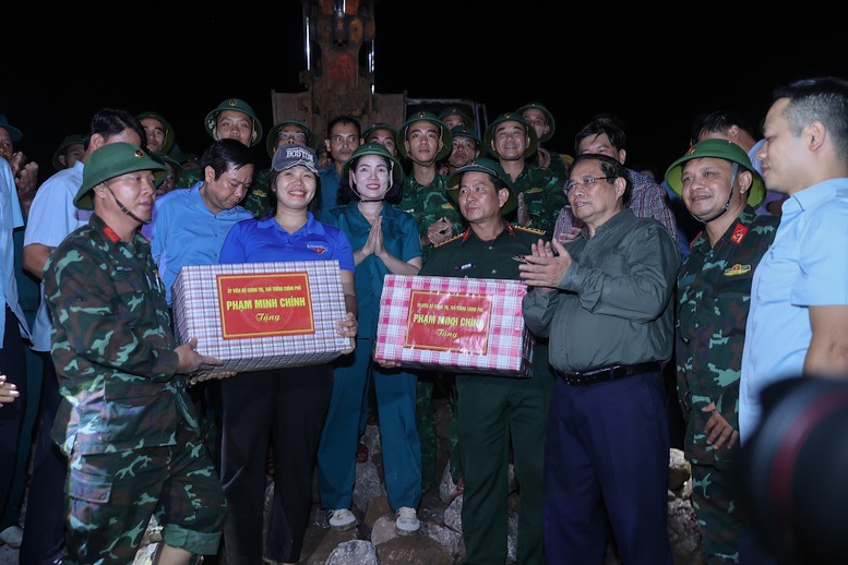Thủ tướng viếng những người thiệt mạng, thăm hỏi người dân bị thiệt hại do lốc xoáy tại Ninh Bình 6