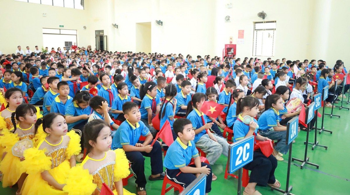 Triển khai bắt buộc dạy 2 buổi/ngày: Học sinh tiểu học học tối đa 7 tiết, không thu phí buổi 2 1