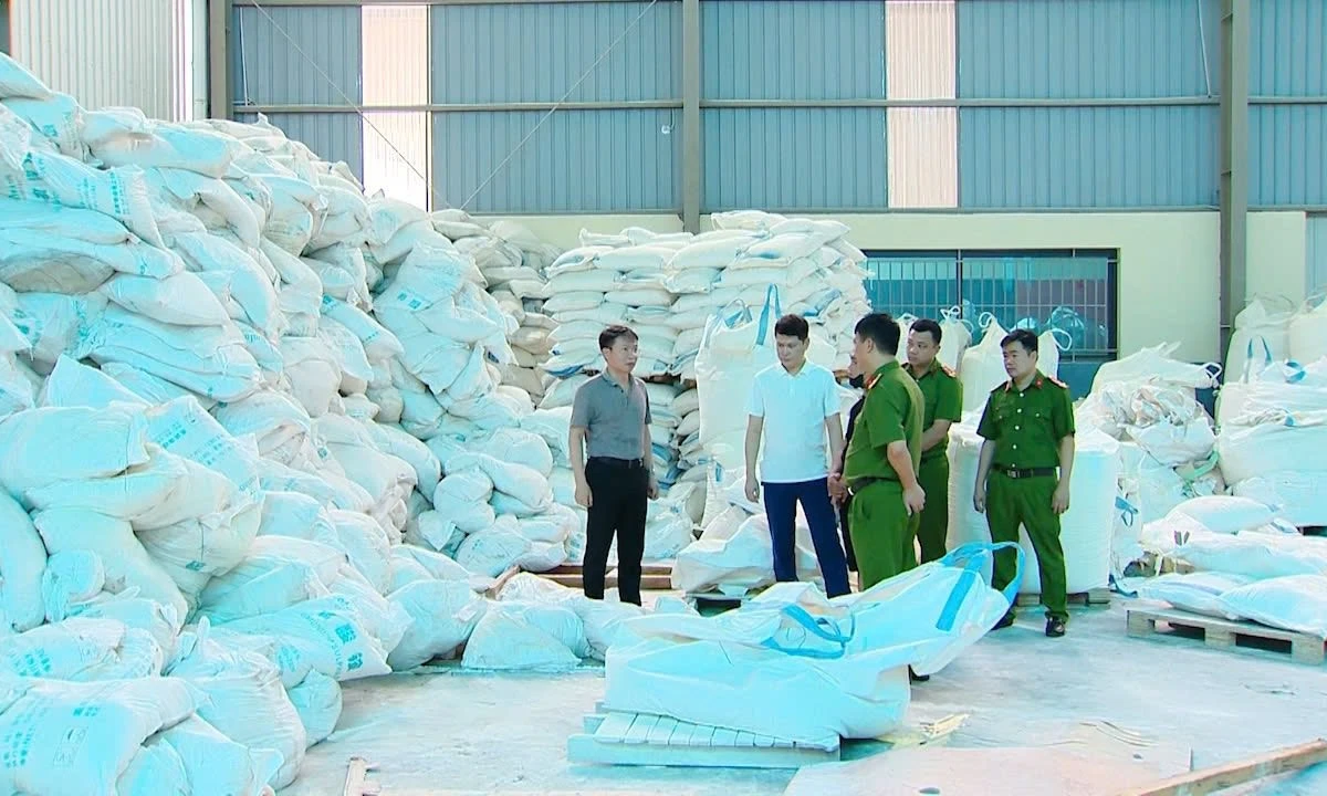 Bắt tạm giam giám đốc công ty sản xuất hàng triệu bình chữa cháy giả 1