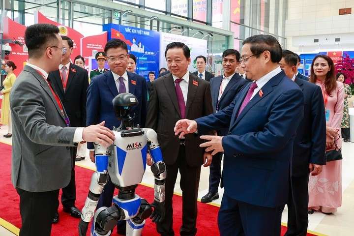 Thủ tướng Chính phủ thăm Triển lãm thành tựu khoa học công nghệ, đổi mới sáng tạo và chuyển đổi số 2