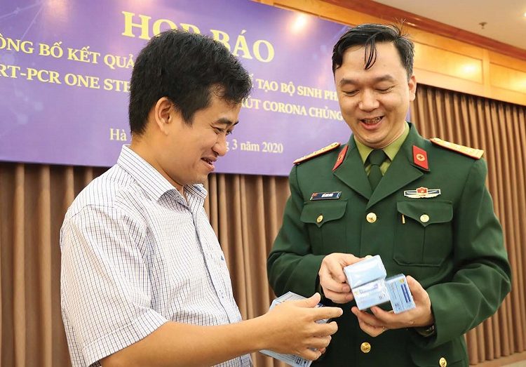 Tổng giám đốc Công ty Việt Á (bên trái màn hình) và đại diện Học viện Quân y tại họp báo công bố kit test do Bộ Khoa học và Công nghệ tổ chức tháng 3/2020.