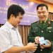 Tổng giám đốc Công ty Việt Á (bên trái màn hình) và đại diện Học viện Quân y tại họp báo công bố kit test do Bộ Khoa học và Công nghệ tổ chức tháng 3/2020.