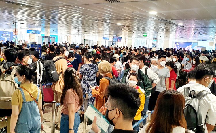 Hàng ngàn khách nhích từng chút tại sảnh chờ vào làm thủ tục an ninh ở sân bay Tân Sơn Nhất - Ảnh: CÔNG TRUNG