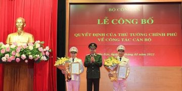 Thừa ủy quyền của Thủ tướng Chính phủ, Bộ trưởng Bộ Công an Tô Lâm trao Quyết định bổ nhiệm chức vụ Thứ trưởng Bộ Công an đối với Thiếu tướng Lê Văn Tuyến và Thiếu tướng Nguyễn Văn Long.