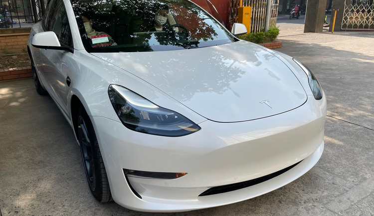 Xe điện Tesla Model 3 đang được đại lý tư nhân tại Việt Nam rao bán với giá gần 3 tỷ đồng (Ảnh: Đức Thịnh)