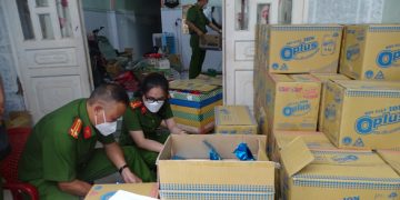 Lực lượng Công an Đồng Nai kiểm đếm số hàng hóa thu giữ của bà Phạm Thị Nụ ở phường Tam Phước, TP Biên Hòa - Ảnh: B.A.