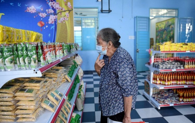 Người dân mua sắm tại một siêu thị mini 0 đồng tại quận Phú Nhuận ngày 8/1 (Ảnh: Nguyễn Quang).