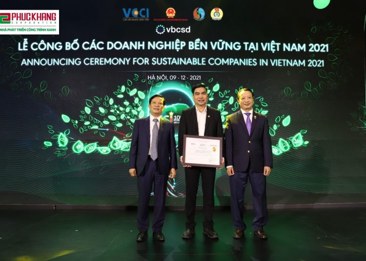 Ông Trần Tam – Chủ tịch HĐQT Phuc Khang Corp – nhận giải thưởng Top 10 doanh nghiệp bền vững tại VN năm 2021