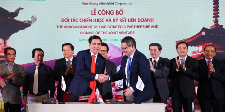 Ông Trần Tam (caravat đỏ) – Chủ tịch HĐQT Phuc Khang Corporation trong buổi lễ ký kết liên doanh với đối tác Nhật Bản – Mitsubishi Corporation