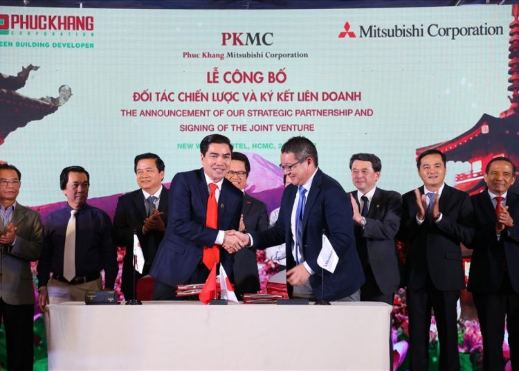 Ông Trần Tam (caravat đỏ) – Chủ tịch HĐQT Phuc Khang Corporation trong buổi lễ ký kết liên doanh với đối tác Nhật Bản – Mitsubishi Corporation