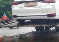 Một xe Lexus được cứu hộ vì bị ngập nước - Ảnh: B.S.