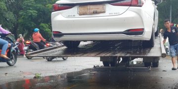 Một xe Lexus được cứu hộ vì bị ngập nước - Ảnh: B.S.