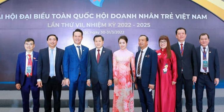 CEO Lưu Thị Thanh Mẫu (áo dài hồng) cùng các thành viên Hội Doanh nhân trẻ Việt Nam đón Phó Thủ tướng Chính phủ Lê Minh Khái đến dự Đại hội đại biểu khóa VII, nhiệm kỳ 2022-2025
