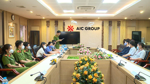 Công an đọc lệnh khám xét Văn phòng AIC Group tại tòa nhà Lotte Hà Nội - Ảnh: HOÀNG ANH