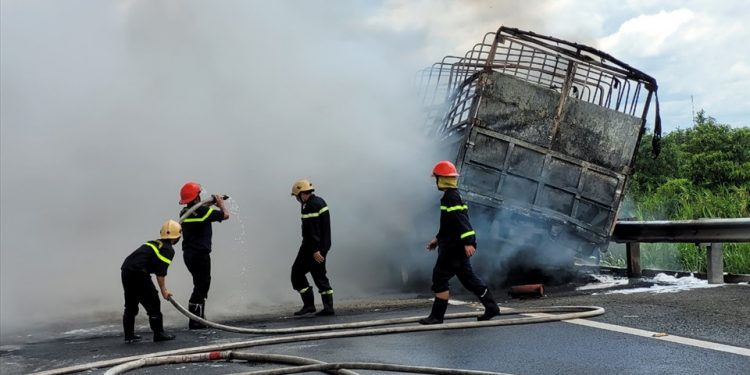 Hiện trường vụ cháy xe tải trên cao tốc TPHCM - Trung Lương