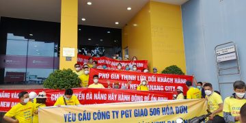 Khách hàng dự án New Da Nang City treo băng rôn khẩu hiệu đòi sổ trước cổng Công ty Phú gia Thịnh.