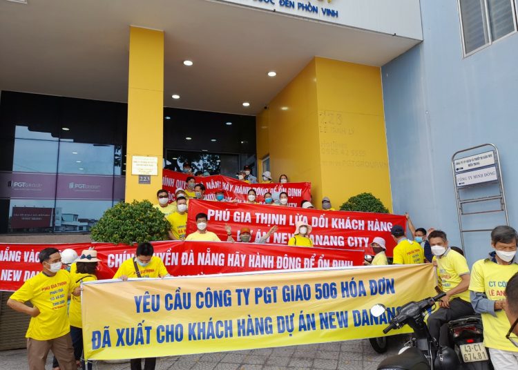 Khách hàng dự án New Da Nang City treo băng rôn khẩu hiệu đòi sổ trước cổng Công ty Phú gia Thịnh.