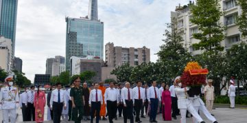 Đoàn lãnh đạo TP.HCM dâng hoa tại công viên tượng đài Chủ tịch Hồ Chí Minh - Ảnh: N.M