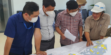 Tổ công tác huyện Long Thành và đại diện chủ đầu tư sân bay Long Thành rà soát các vị trí đất "da beo" để bàn việc bàn giao mặt bằng - Ảnh: H.MI