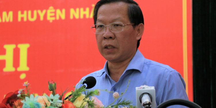 Chủ tịch UBND TP.HCM Phan Văn Mãi trao đổi với cử tri về đề án chuyển huyện lên quận hoặc thành phốNGUYÊN VŨ