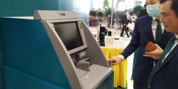 Cục Cảnh sát quản lý hành chính về trật tự xã hội (C06), Bộ Công an cho biết từ nay, chỉ cần căn cước công dân gắn chip, người dân có thể rút tiền mặt tại máy ATM - Ảnh: CTV
