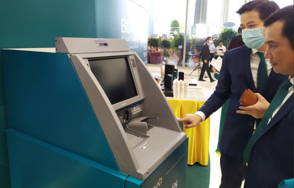 Cục Cảnh sát quản lý hành chính về trật tự xã hội (C06), Bộ Công an cho biết từ nay, chỉ cần căn cước công dân gắn chip, người dân có thể rút tiền mặt tại máy ATM - Ảnh: CTV
