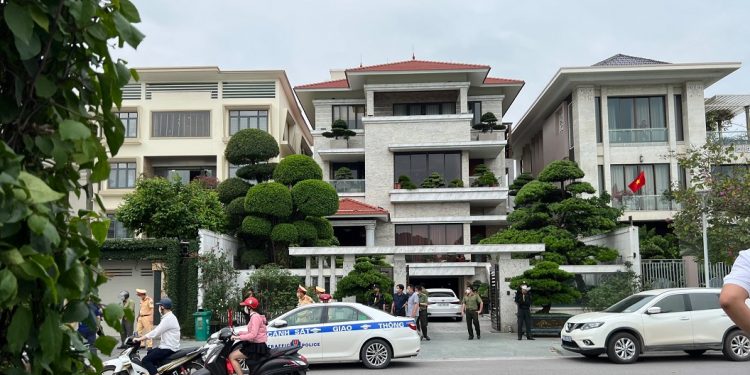 Theo những người kinh doanh bất động sản, riêng tiền đất của căn biệt thự ông Phạm Hồng Hà đang ở hiện có giá khoảng 150 tỉ đồngHẠNH HOA