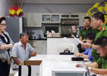 Lực lượng công an làm việc với bà Phạm Thị Tuyết Nhung - Ảnh: Công an cung cấp