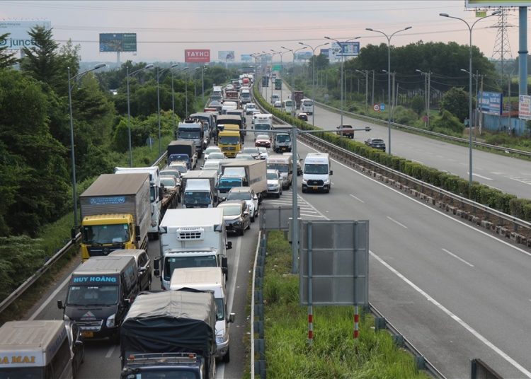 Việc thu phí không dừng gặp trục trặc, các tài xế buộc phải đóng phí bằng tiền mặt khi di chuyển trên cao tốc TP. Hồ Chí Minh