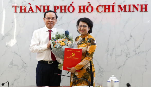 Bí thư Nguyễn Văn Nên trao quyết định cho bà Tô Thị Bích Châu - Ảnh: THẢO LÊ