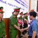 Ông Nguyễn Văn Phương - chủ tịch UBND tỉnh Thừa Thiên Huế - trao bằng khen cho lực lượng công an tỉnh này khi có thành tích phá án vụ cướp tiệm vàng bằng súng quân dụng ngày 31-7 - Ảnh: NG. MINH