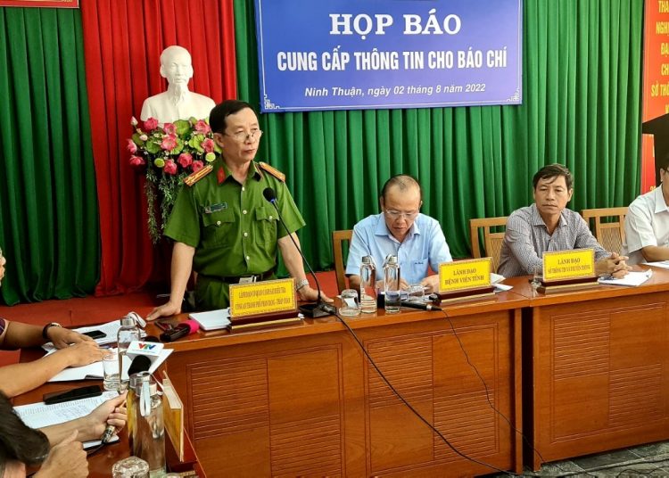 Ông Hà Công Sơn, Phó trưởng Công an TP.Phan Rang -Tháp Chàm trả lời các cơ quan báo chí