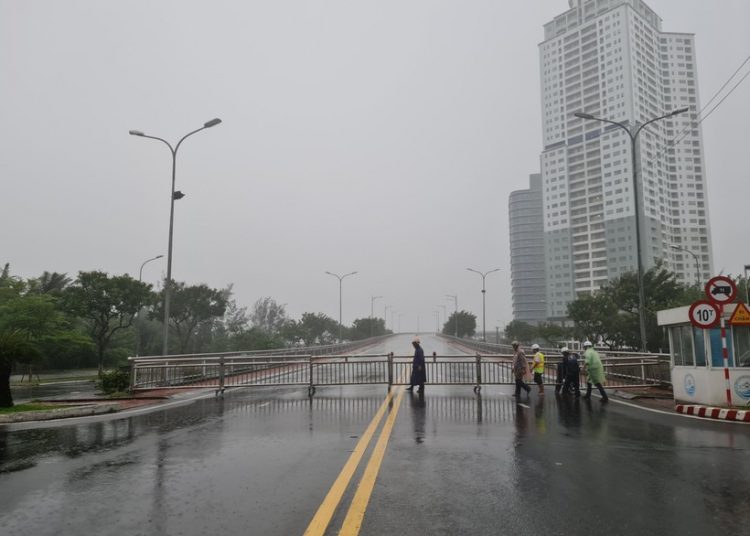 Đóng barie tại đường dẫn lên cầu Thuận Phước trước thời điểm gió bão Noru bắt đầu mạnh.