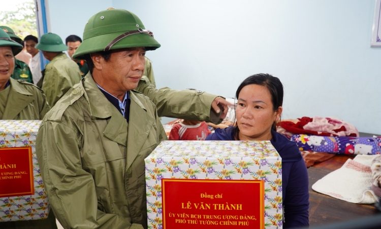 Phó Thủ tướng Chính phủ Lê Văn Thành thăm hỏi, động viên người dân tại khu tránh trú bão ở TP Huế