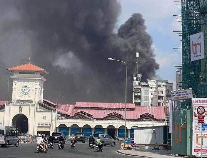 Vụ cháy nằm ở phía sau chợ Bến Thành. Ảnh: NDCC