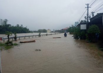 Nhiều tuyến đường ở Quảng Ngãi bị ngập sâu