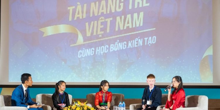 Học sinh Vàng Thị Hiểu, Cà Thị Vân, Thào Mí Dính (giữa ảnh) giao lưu tại chương trình Lễ trao Học bổng kiến tạo năm 2022.