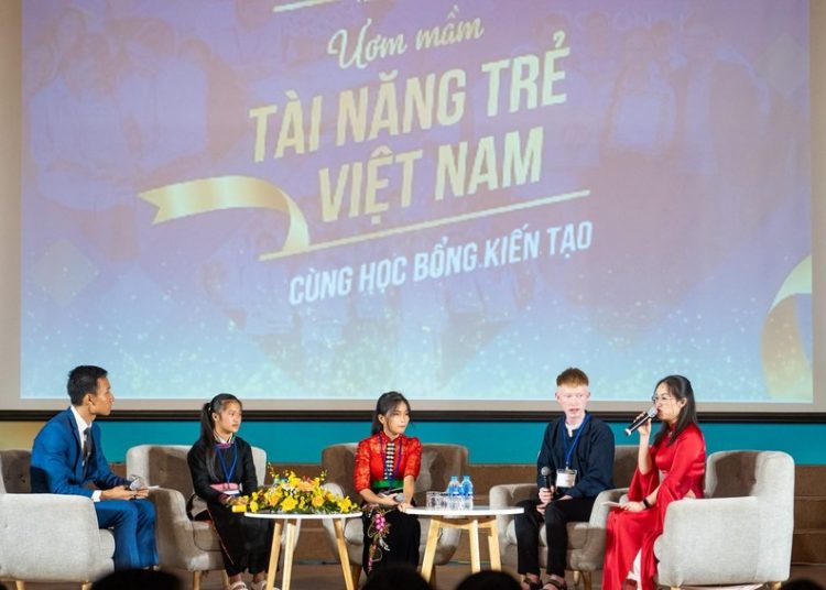 Học sinh Vàng Thị Hiểu, Cà Thị Vân, Thào Mí Dính (giữa ảnh) giao lưu tại chương trình Lễ trao Học bổng kiến tạo năm 2022.