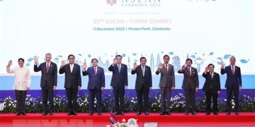 Trưởng đoàn các nước ASEAN và Thủ tướng Trung Quốc Lý Khắc Cường chụp ảnh chung. (Ảnh: Dương Giang/TTXVN).