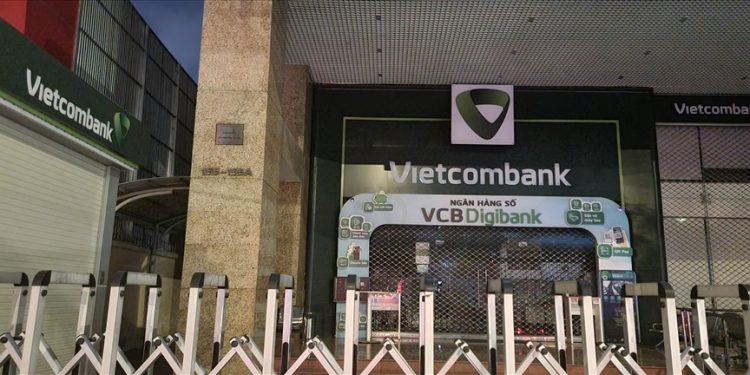 Ngân hàng thương mại cổ phần Ngoại thương Việt Nam (Vietcombank) - Phòng giao dịch Bắc Sài Gòn yêu cầu người vay mua gói bảo hiểm.