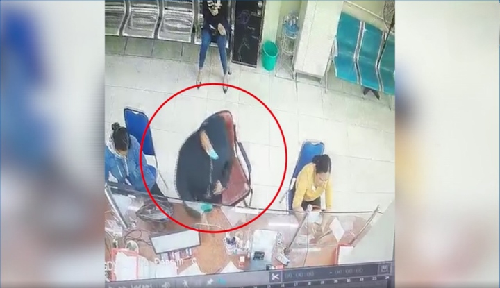Từ Thanh Tùng mang theo súng nhựa xông vào ngân hàng được camera an ninh ghi lại.