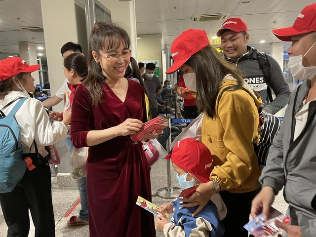 Tổng Giám Đốc Vietjet Nguyễn Thị Phương Thảo có mặt tại sân bay, gửi lời chúc và các phần quà ý nghĩa đến công nhân, người lao động khó khăn