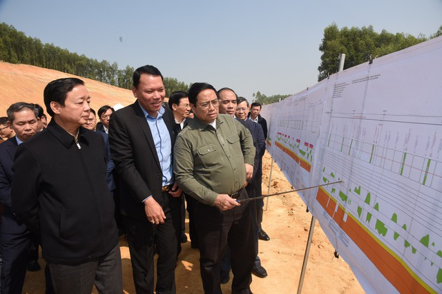 Sáng 25/1 (mùng 4 Tết Quý Mão), Thủ tướng Phạm Minh Chính đi kiểm tra, đôn đốc dự án cao tốc Tuyên Quang-Phú Thọ, thăm chúc Tết cán bộ, công nhân viên tham gia dự án và bà con nhân dân khu tái định cư của dự án