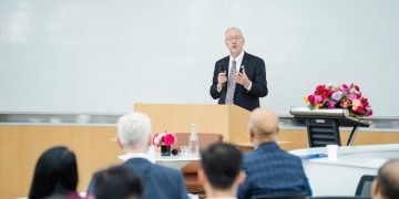 Giáo sư Michael I. Kotlikoff, Hiệu trưởng Đại học Cornell chia sẻ bài giảng đại chúng tại Đại học VinUni. (Ảnh: VinUni)