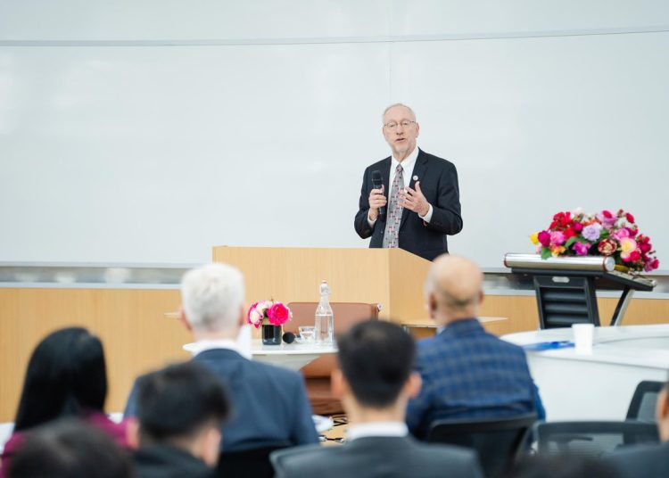 Giáo sư Michael I. Kotlikoff, Hiệu trưởng Đại học Cornell chia sẻ bài giảng đại chúng tại Đại học VinUni. (Ảnh: VinUni)