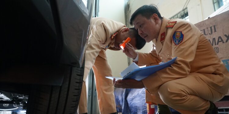 Từ ngày 11.3, lực lượng CSGT đã được tăng cường cho các trung tâm đăng kiểm tại Hà Nội và TPHCM, nhằm giảm tải ùn ú phương tiện. Ảnh: Cục CSGT
