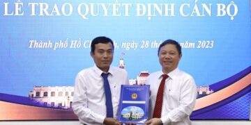 Phó Chủ tịch UBND TP HCM Dương Anh Đức trao quyết định cho ông Võ Minh Thành
