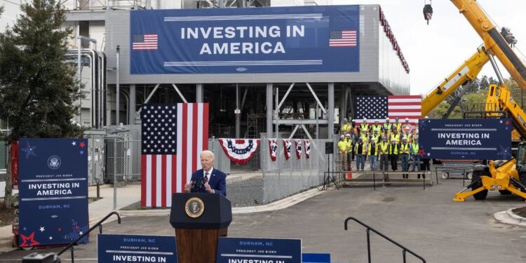 Tổng thống Joe Biden phát biểu tại Bắc Carolina về chủ đề đầu tư vào Mỹ, đánh giá cao dự án nhà máy sản xuất ô tô điện của VinFast đang triển khai tại bang này. (Ảnh: News Observer)